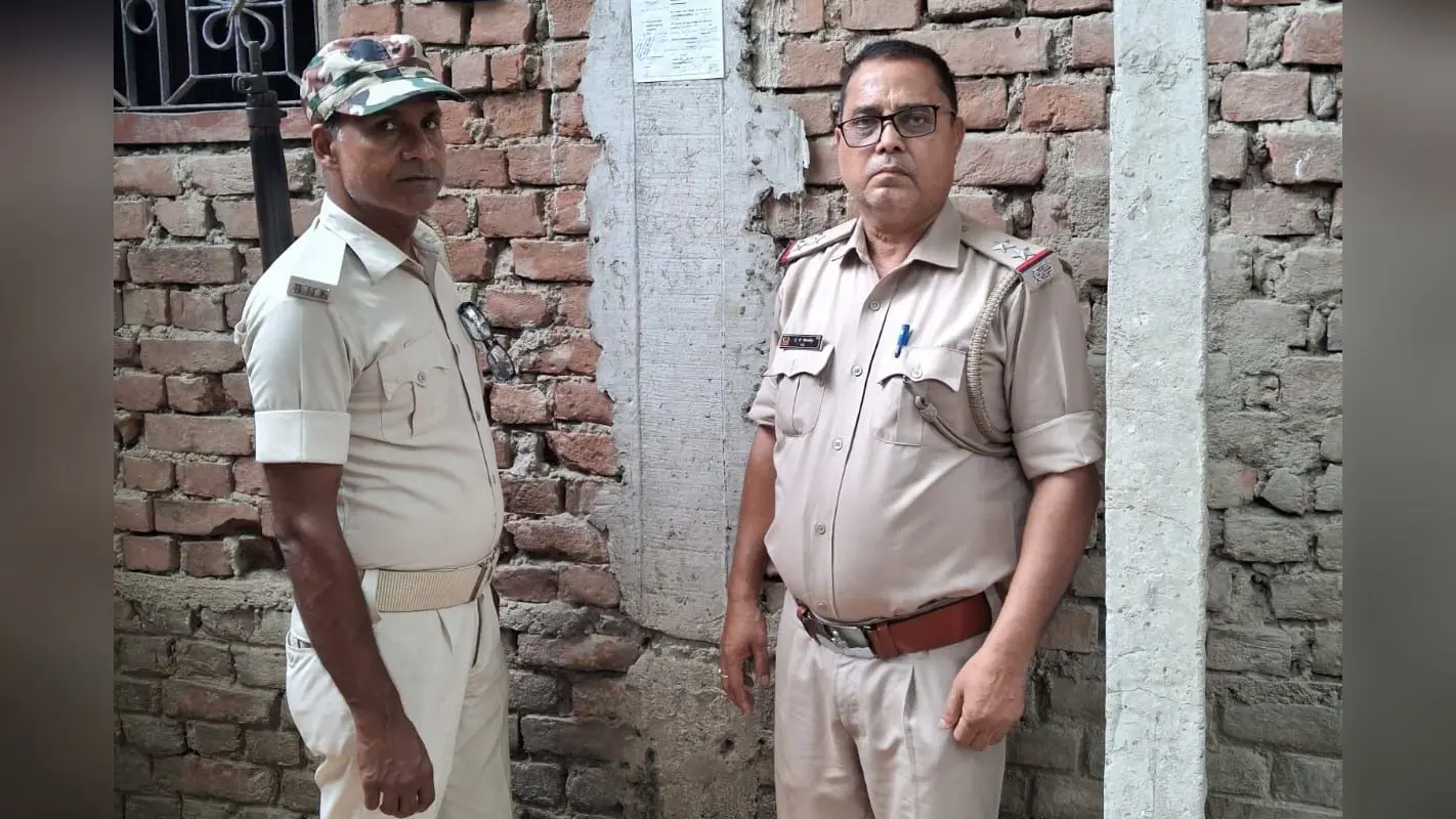 26 किलो गांजा मामले में फरार आरोपी के घर चिपका इश्तहार, झारखंड पुलिस ने वैशाली में दी दबिश