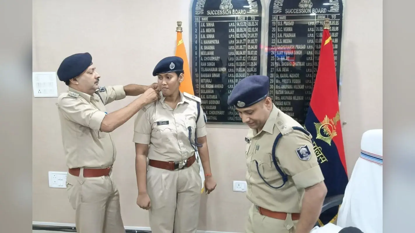 वैशाली में तीन सार्जेंट बने सार्जेंट मेजर, एसपी शुभांक मिश्रा ने कंधों पर लगाए सितारे, जाने पूरी खबर