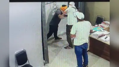 आरा में राजस्व कर्मचारी पर हमला, कार्यालय में घुसकर पीटा, हथियार दिखाकर दी धमकी