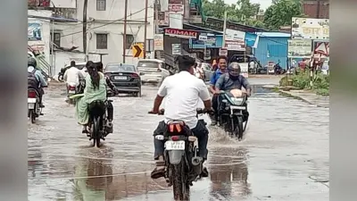 रोहतास में नगर निगम बेखबर : NH-2C पर जलजमाव से बढ़ा हादसों का खतरा, गैस एजेंसी के पास सड़क बनी तालाब