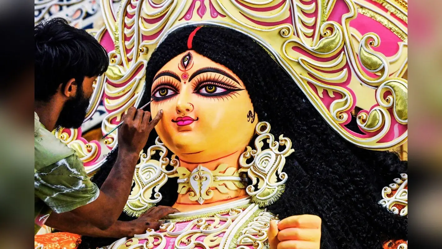 बंगाल में दुर्गा पूजा के 400 करोड़ के सरकारी अनुदान पर संकट! शुभेंदु अधिकारी की एक घोषणा से सहमीं 44000 कमेटियां