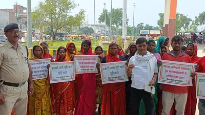 सुपौल में रेल सुविधाओं की मांग को लेकर युवा कांग्रेस का प्रदर्शन, डीआरएम के नाम सौंपा ज्ञापन