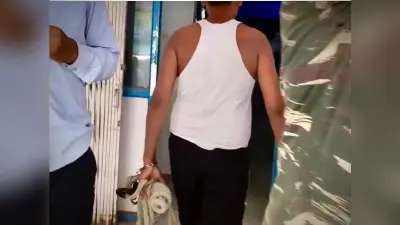 हथकड़ी की रस्सी खुद थामे चला आरोपी, जमुई में वायरल वीडियो ने खड़े किए सवाल