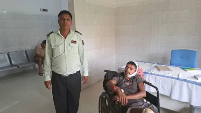 अनाज लदा मालवाहक वाहन पलटा, एक श्रमिक गंभीर रूप से घायल