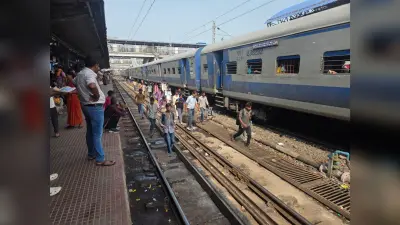 भागलपुर में फुट ओवर ब्रिज छोड़ जान जोखिम में डाल पटरी पार कर ट्रेन में चढ़ते दिखे यात्री