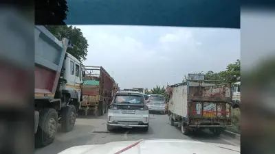 एनएच-31 पर नियमों की अनदेखी, सड़क किनारे खड़े वाहन बन रहे जानलेवा