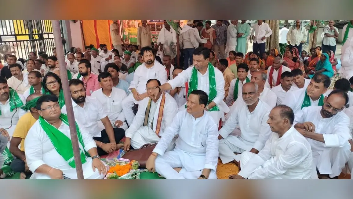 भागलपुर समाहरणालय में राजद का प्रदर्शन, युवाओं-किसानों के मुद्दे पर सरकार को घेरा
