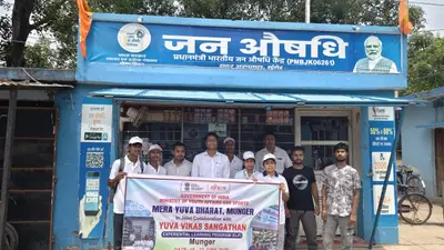 मुंगेर में MY Bharat कार्यक्रम के तहत युवाओं ने जन औषधि केंद्र का किया भ्रमण