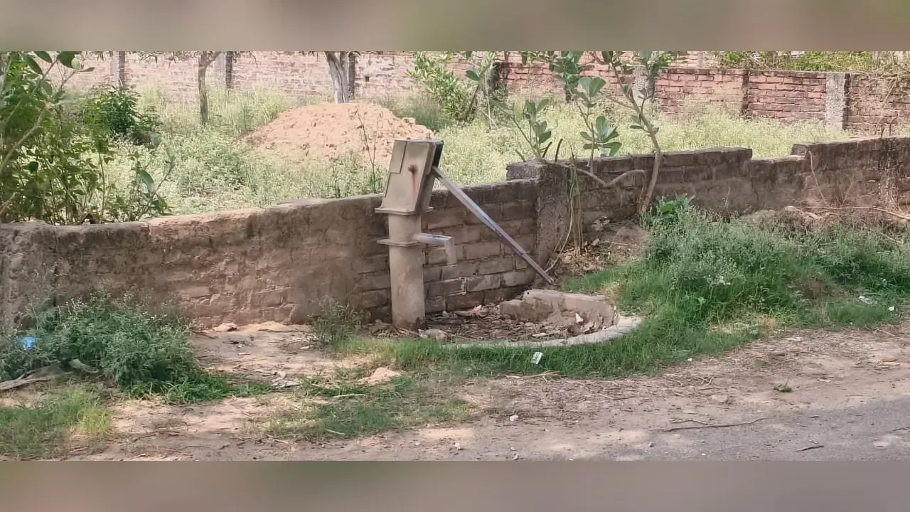 लखीसराय में कहीं खराब तो कहीं कब्जे में सरकारी चापानल, बूंद-बूंद पानी को तरस रहे लोग