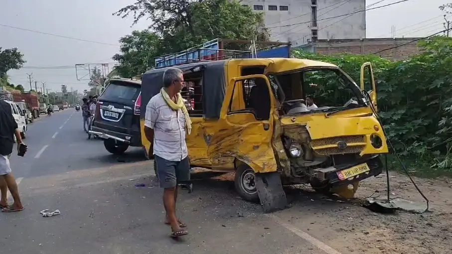 भागलपुर में स्कूल वैन और कार की जोरदार टक्कर : दो बच्चे घायल, कार के उड़े परखच्चे