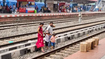किशनगंज रेलवे स्टेशन पर फुट ओवरब्रिज छोड़ ट्रैक पार करते दिखे यात्री, सुरक्षा को लेकर बढ़ी चिंता