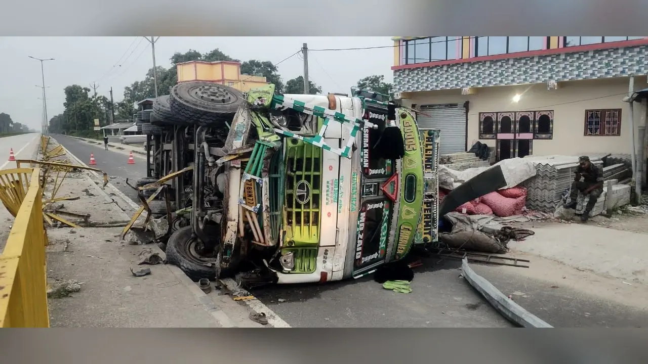 रात दो बजे रफ्तार का कहर : एनएच-327 पर प्याज लदा ट्रक पलटा, सर्विस रोड पर घंटों जाम