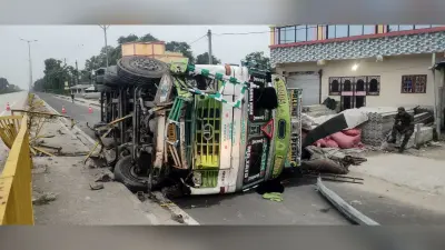 रात दो बजे रफ्तार का कहर : एनएच-327 पर प्याज लदा ट्रक पलटा, सर्विस रोड पर घंटों जाम