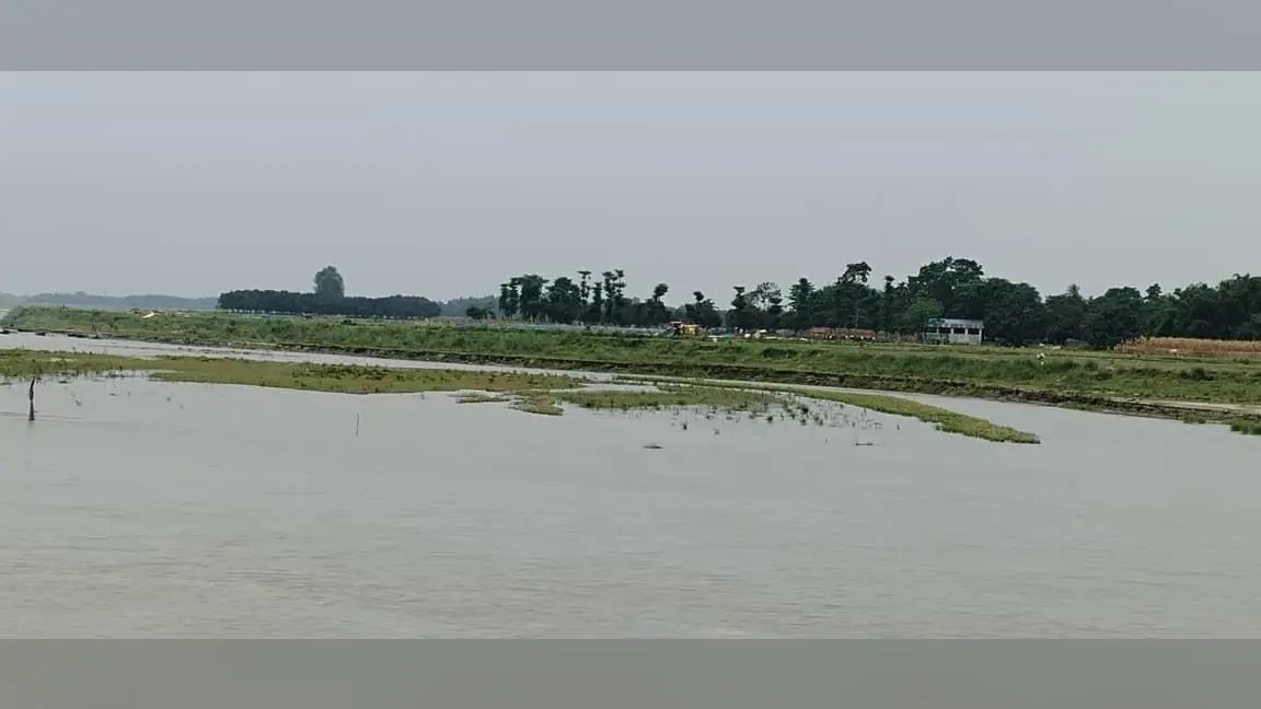 अमदाबाद में गंगा-महानंदा का जलस्तर बढ़ा, निचले इलाकों में बाढ़ का खतरा गहराया