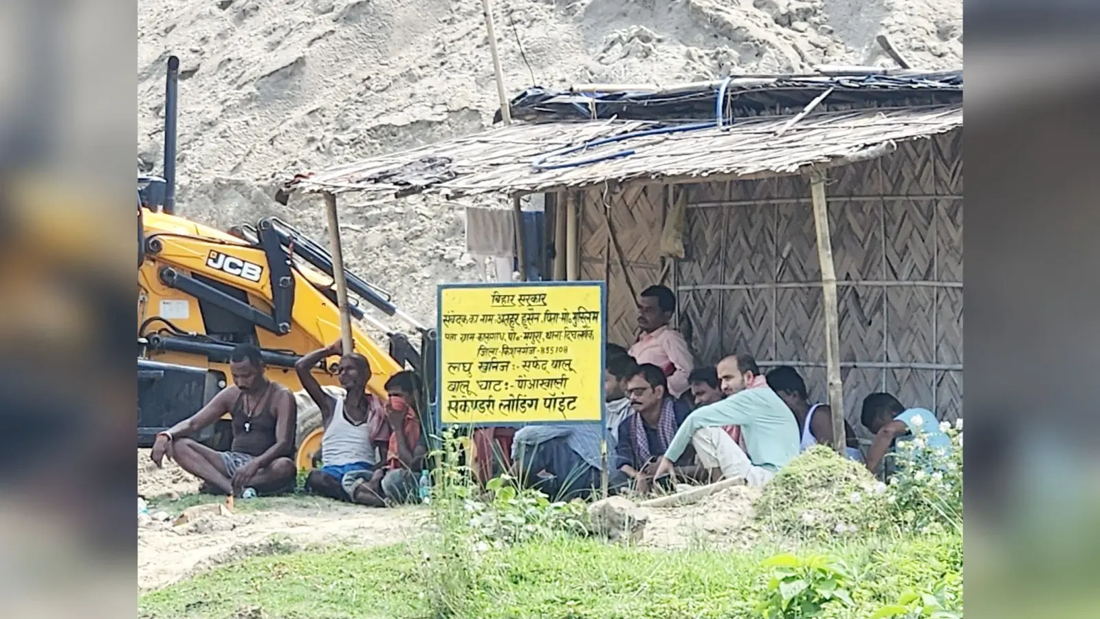 पौआखाली श्मशान घाट पर शवदाह गृह का अभाव, खुले आसमान के नीचे अंतिम संस्कार को मजबूर लोग