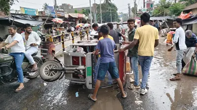 किशनगंज की डे-मार्केट–ओवरब्रिज सड़क बनी हादसों का गढ़, पानी से भरे गड्ढों में रोज पलट रहे टोटो