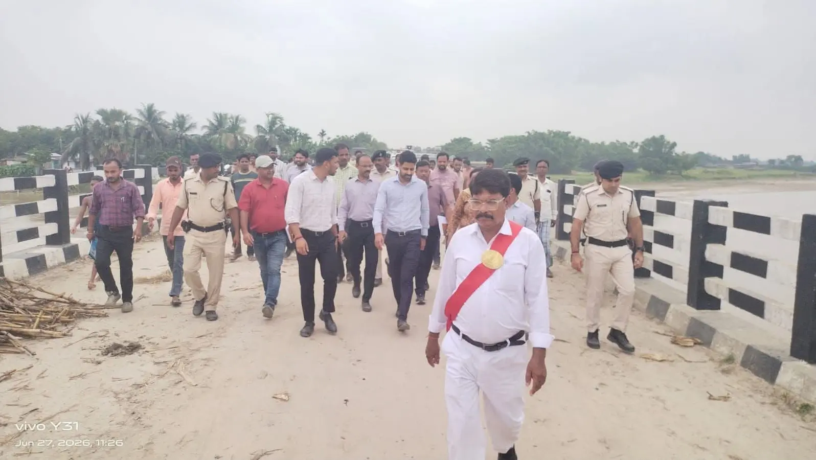 उफनती नदी के बीच कटाव प्रभावित इलाकों में पहुंचे DM, सुरक्षा कार्यों का लिया जायजा