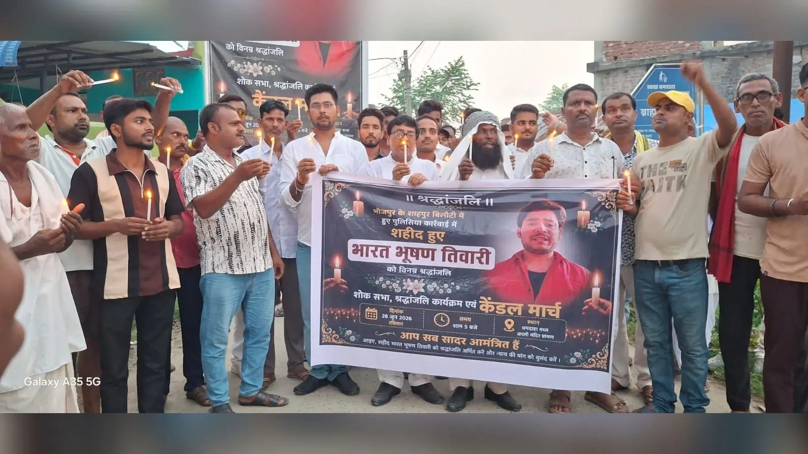 भरत भूषण तिवारी को न्याय दिलाने की मांग को लेकर धमदाहा में निकला कैंडल मार्च