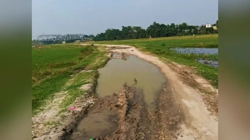 काशीबाड़ी में जलजमाव बना नासूर, कीचड़ भरी सड़क पर चलने को मजबूर ग्रामीण