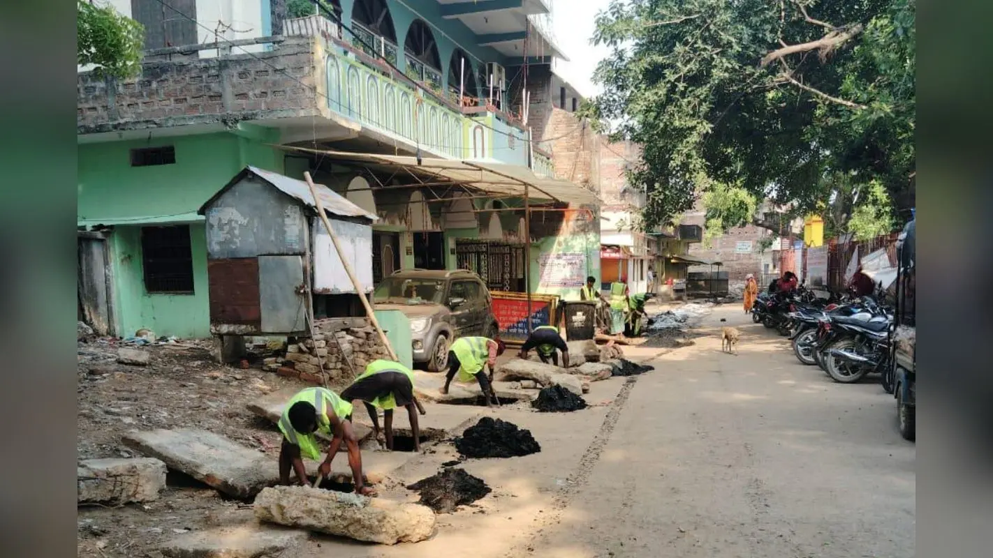बक्सर के ब्रह्मपुर में मानसून को लेकर तैयारियां तेज, सभी वार्डों में नाला सफाई अभियान शुरू