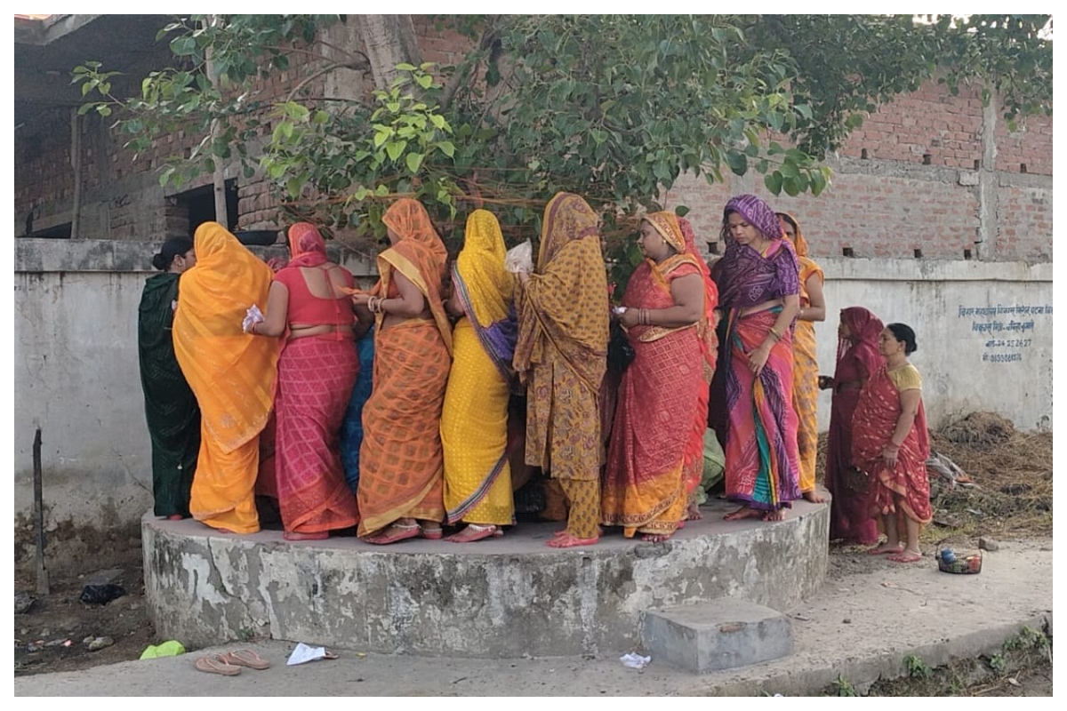 Bagaha: सोमवती अमावस्या पर महिलाओं ने की वट पूजा, पति की लंबी उम्र की मांगी दुआ