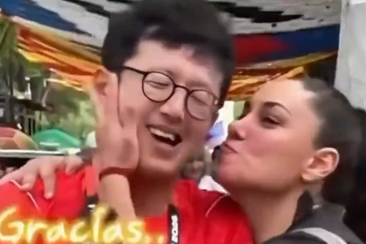 मेक्सिको की लड़की ने कैमरे के सामने रिपोर्टर को किया KISS, वीडियो वायरल