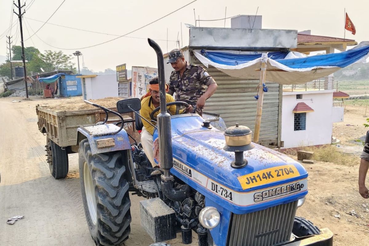 गढ़वा: अवैध बालू कारोबारियों पर प्रशासन का शिकंजा, एसडीएम ने पकड़ा बालू लदा ट्रैक्टर