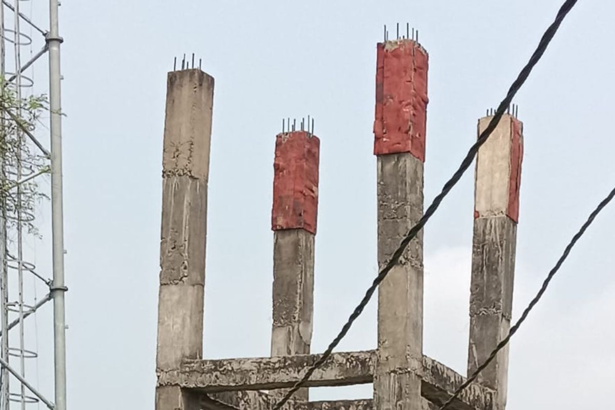 गोड्डा के मलियाचक गांव में चार साल बाद भी नहीं पूरी हुई पानी टंकी, ग्रामीणों को साफ पानी का इंतजार