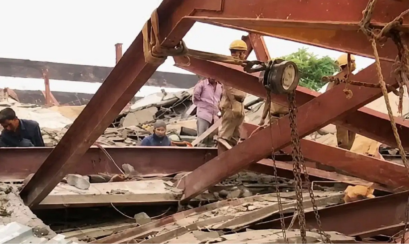 कोलकाता के तारातला में अचानक ढहा गोदाम, मलबे में कम से कम 40 लोग दबे