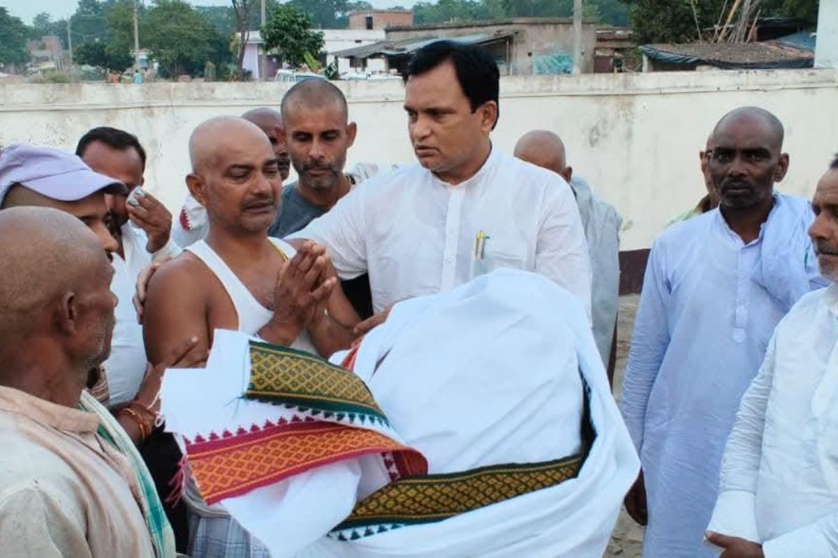 Muzaffarpur News: गुड्डू राजा के परिजनों से मिले पूर्व विधायक निरंजन राय, दिया परिवार को हरसंभव सहयोग का भरोसा
