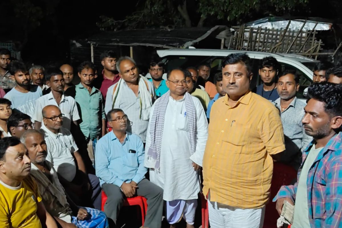 मृतक प्रिंस के परिजनों से मिले विधायक अजीत कुमार, दी आर्थिक सहायता, बोलें हर संभव मदद किया जाएगा