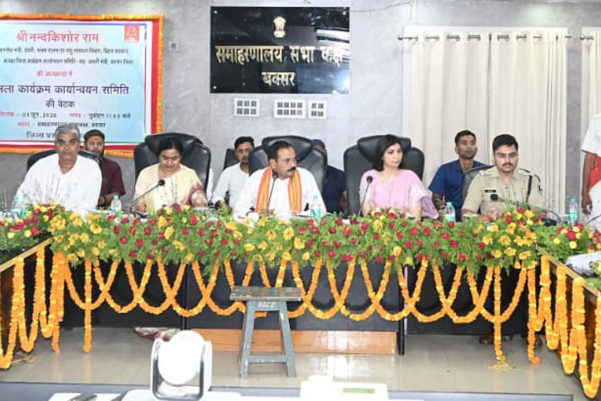बक्सर में समीक्षा बैठक में भड़के प्रभारी मंत्री नंदकिशोर राम, जर्जर सड़क के ठेकेदारों को ब्लैकलिस्ट करने का आदेश