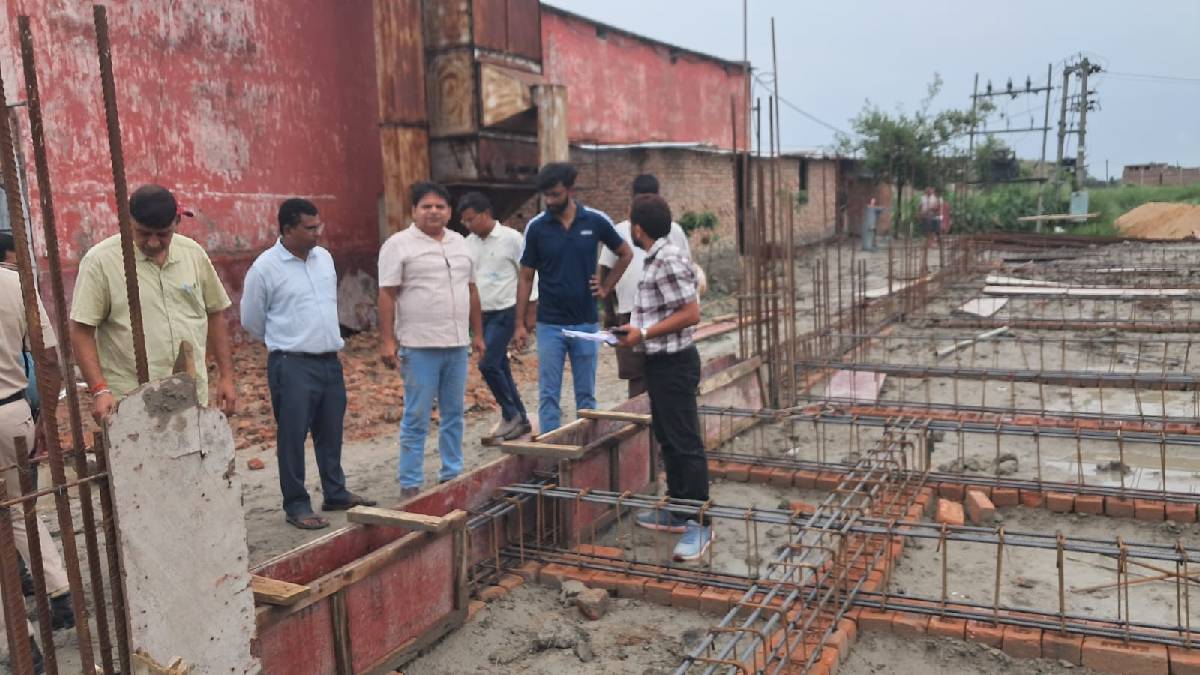 गोपालगंज में पंचायत सरकार भवन का निरीक्षण करने पहुंचे DDC, निर्माण कार्य समय पर पूरा करने का निर्देश