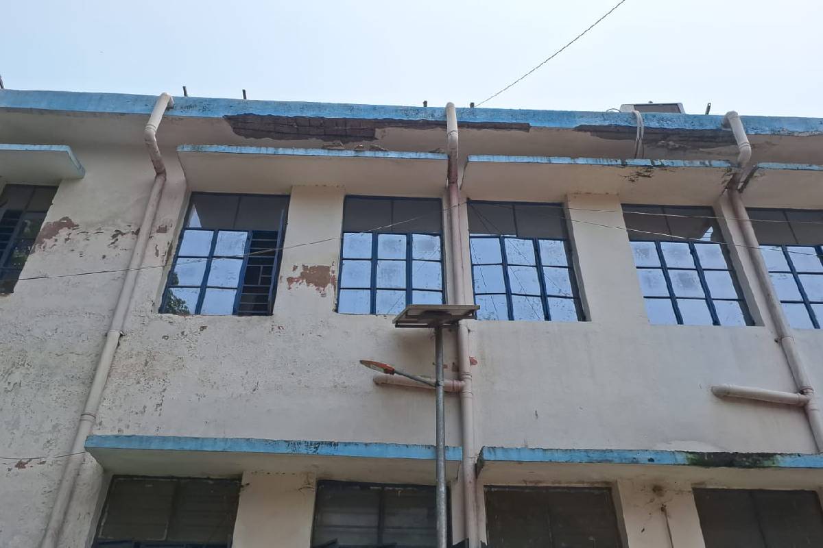 बखरी PHC में टला बड़ा हादसा, प्रसव कक्ष की छत का हिस्सा टूटकर जनरेटर पर गिरा