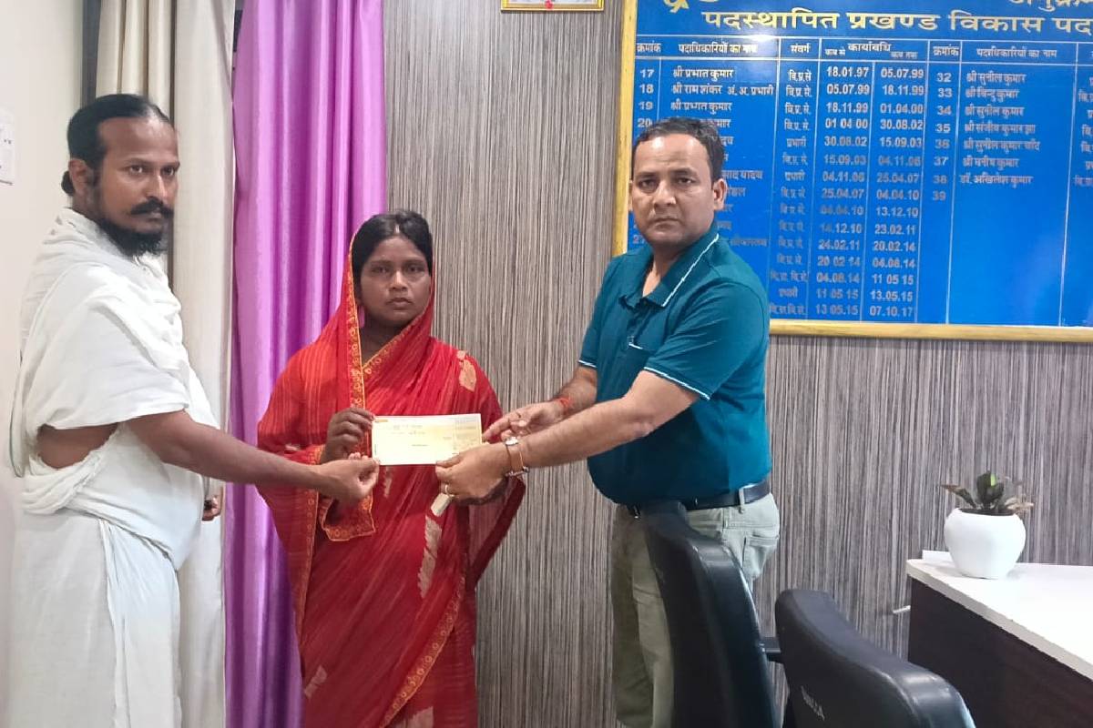 कौआकोल में करंट से मृत युवक की पत्नी को मिली पारिवारिक लाभ योजना की सहायता राशि
