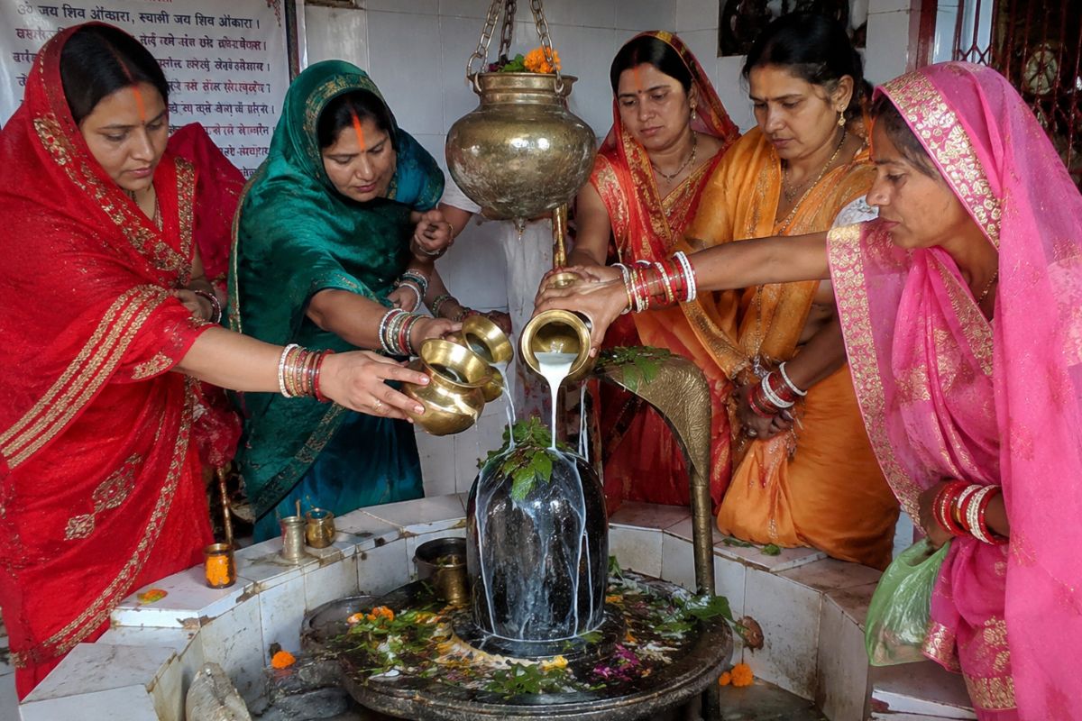 सोमवारी पर बांका के शिवालयों में उमड़े श्रद्धालु, हर-हर महादेव के जयघोष से गूंजा पूरा जिला