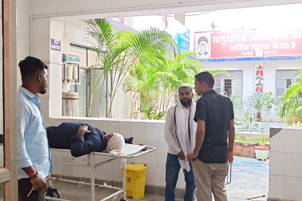 सारण के परसा में दो बाइकों की आमने-सामने टक्कर, एक व्यक्ति गंभीर रूप से घायल