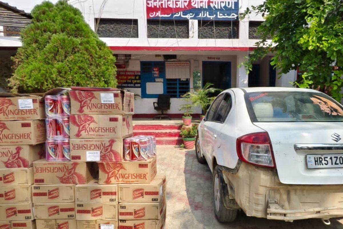 सारण में चारपहिया वाहन से 30 कार्टन अंग्रेजी शराब बरामद, एक तस्कर गिरफ्तार