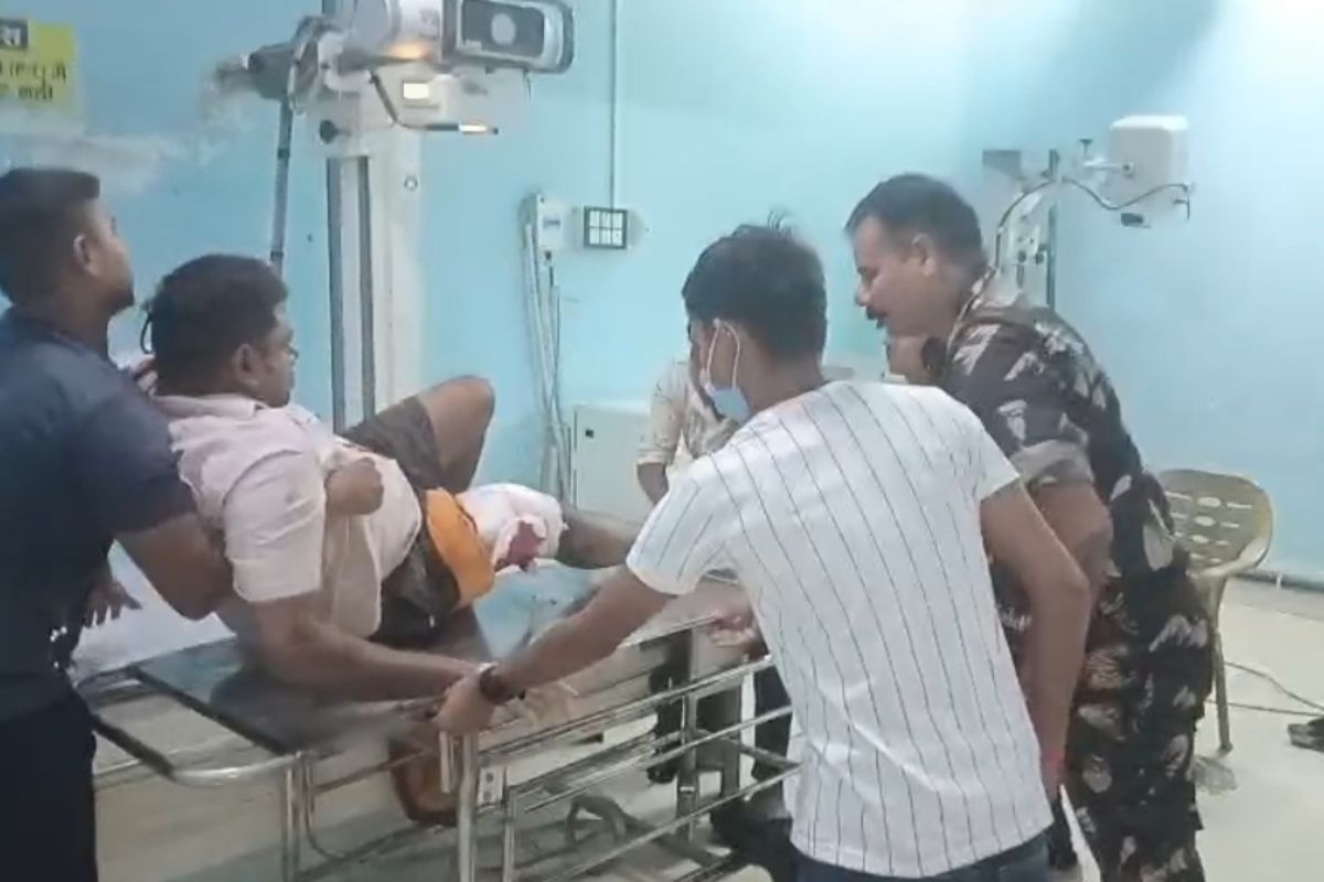 आरा में लूट का विरोध करना पड़ा भारी: दुकानदार को मारी गोली, हालत गंभीर, पटना रेफर