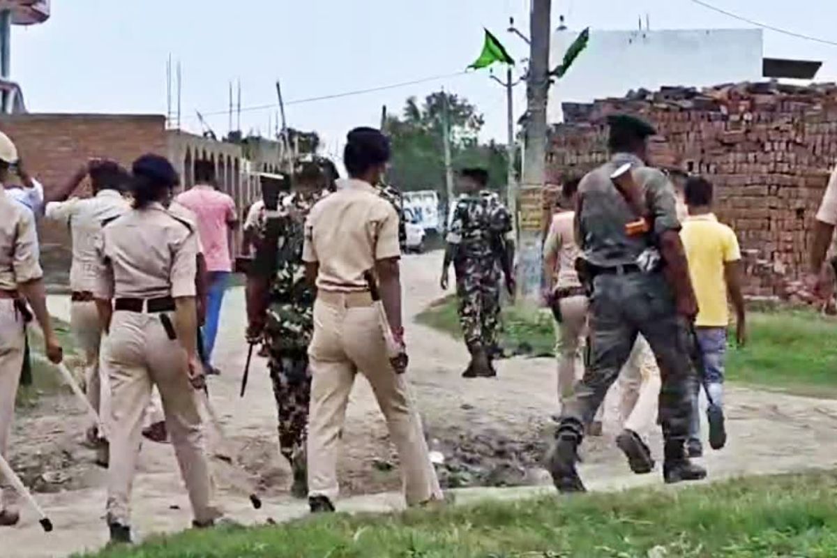 आरा में छापेमारी के दौरान पुलिस टीम पर हमला, चाकू से वार की कोशिश, महिला समेत तीन गिरफ्तार