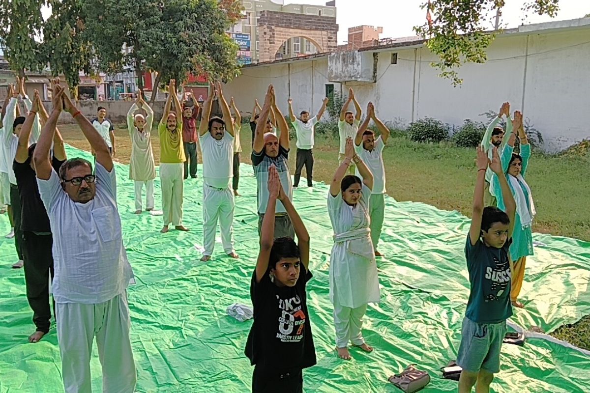 अंतर्राष्ट्रीय योग दिवस पर कैमूर में उमड़ा जनसैलाब, रीक्रिएशन क्लब और दतियाव गांव में सामूहिक योग से दिया स्वस्थ जीवन का संदेश