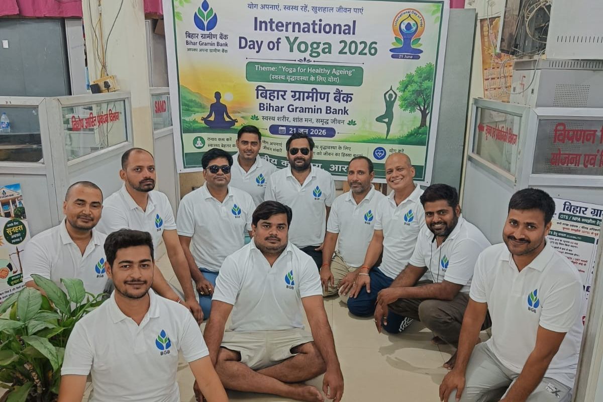 अंतरराष्ट्रीय योग दिवस पर आरा ग्रामीण बैंक में दिखा उत्साह, कर्मचारियों ने किया सामूहिक योग अभ्यास