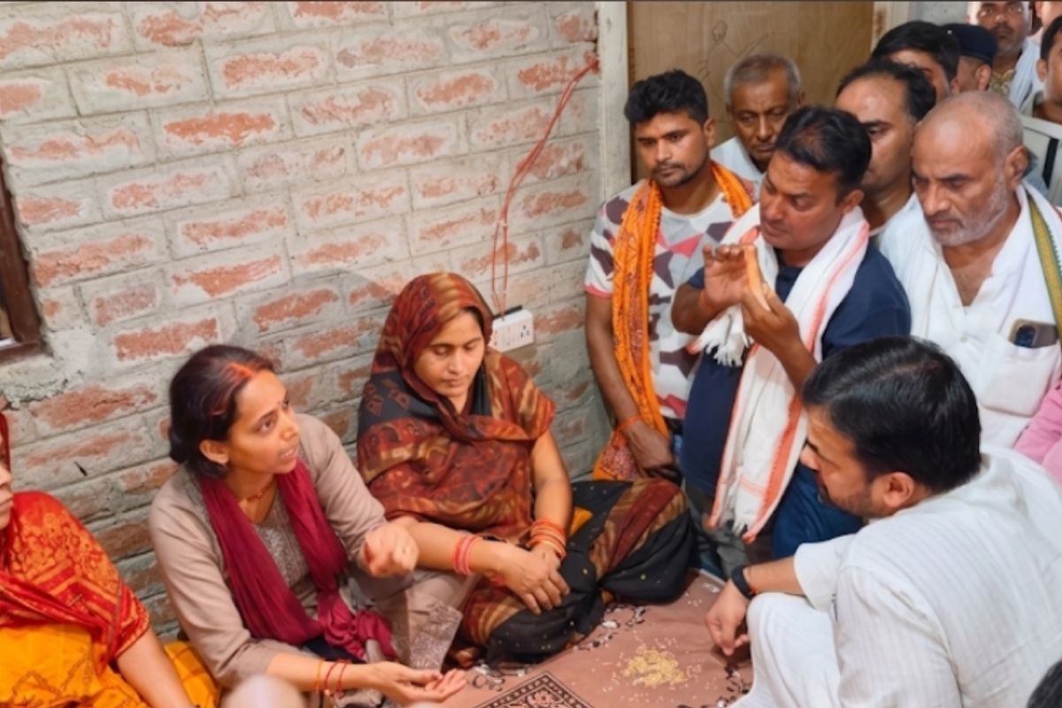 भरत तिवारी के परिवार से मिलने पहुंचे बिस्कोमान अध्यक्ष विशाल सिंह, बोले-ऊपर तक पहुंचाएंगे आपकी बात