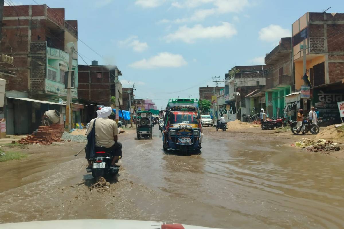 तेज बारिश से लालापुर सड़क बनी झील, डेढ़ करोड़ के नाले के बाद भी जलजमाव से लोग परेशान