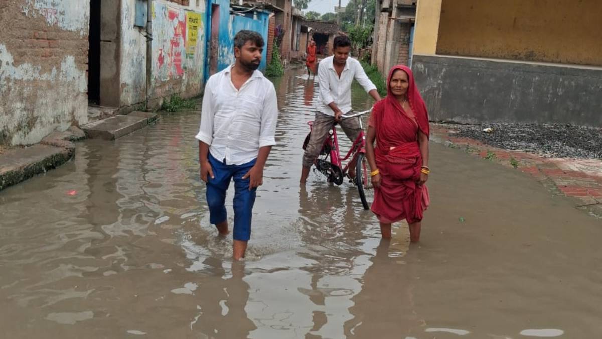 बेगूसराय: हल्की बारिश में ही डूब गईं हसनपुर बागर की सड़कें, घुटनों तक पानी से ग्रामीणों का आवागमन ठप