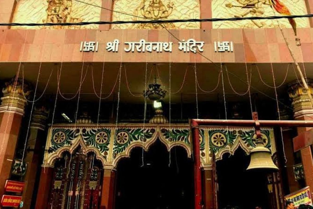 फूलों से सजे बाबा गरीबनाथ, जलाभिषेक के लिए उमड़ी श्रद्धालुओं की भीड़