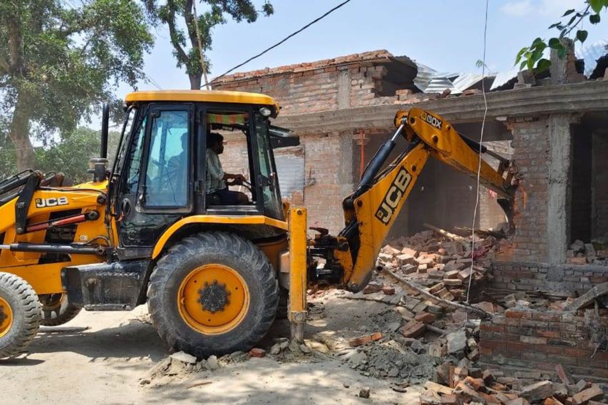 हरसिद्धि में हाईकोर्ट के आदेश पर 14 डिसमिल सरकारी भूमि अतिक्रमण मुक्त, चार मकान ध्वस्त
