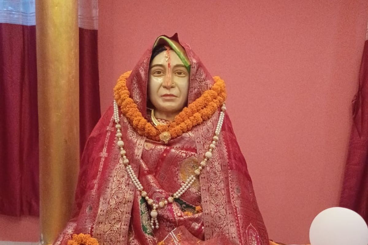 पत्नी की याद में पति ने बनवाया 25 लाख का मंदिर, जयपुर से मंगाई प्रतिमा, वैदिक मंत्रों के बीच प्राण प्रतिष्ठा