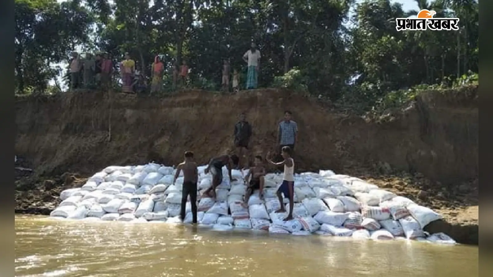 पश्चिम बंगाल के हिंगलगंज में कालिंदी नदी का बांध धंसा, बाढ़ का खतरा