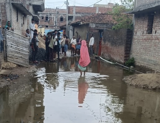 नाली का बहाव रोकने से गली में जलजमाव, मंडा गांव के कई परिवारों की बढ़ी परेशानी